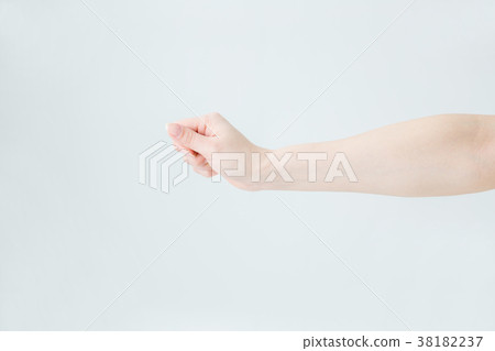 [用剪切路徑]一隻手抓住東西 38182237