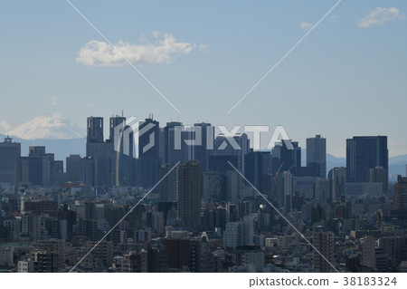 日本的東京都市風景（富士山和新宿的摩天大樓） 38183324