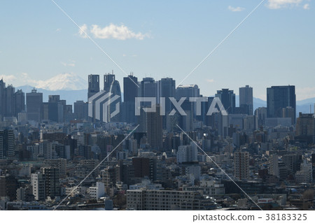 日本的東京都市風景（富士山和新宿的摩天大樓） 38183325