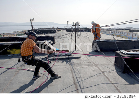 steeplejack testing his gear on the roof 38183884