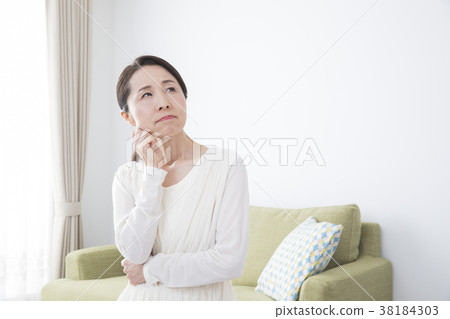 Female in her 50 38184303