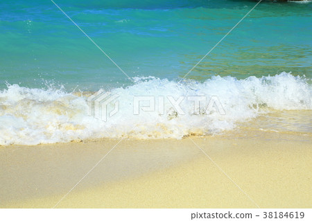 沖繩讀谷村Nilai海灘藍色的大海和白色的波浪 38184619