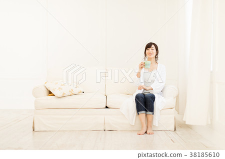 在沙發上的女人喝咖啡 在沙發上的女人喝咖啡 38185610