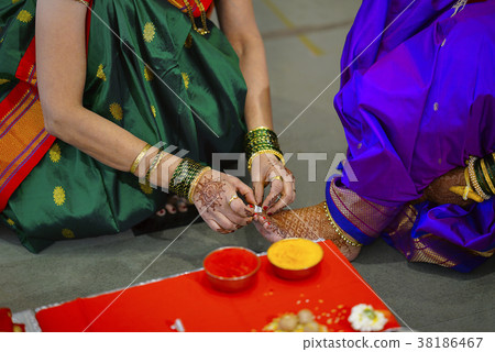 Toe rings for bride. Jodawee. Hindu marriage 38186467