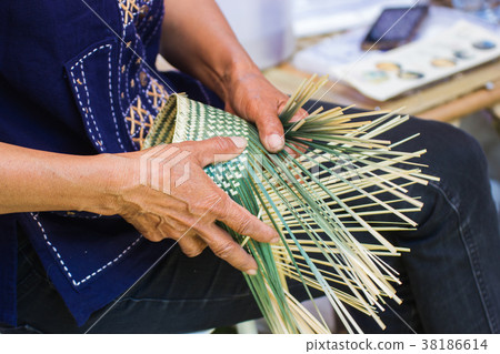 The villagers took bamboo stripes to weave into di 38186614