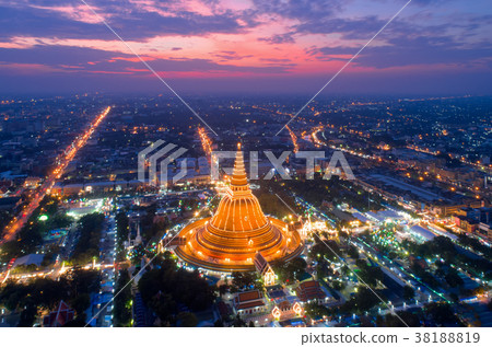 Large golden pagoda Located in the community 38188819