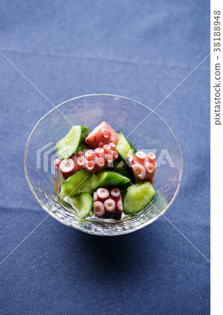 Three cups of vinegar and pepper vinegar 38188948