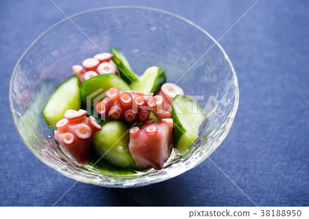 Three cups of vinegar and pepper vinegar 38188950