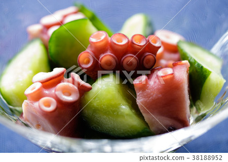 Three cups of vinegar and pepper vinegar 38188952