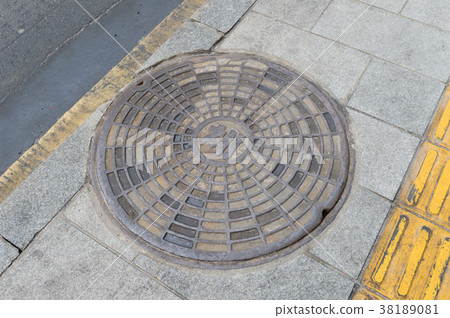 Manhole in Seoul City 38189081