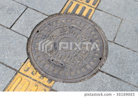 Manhole in Seoul City 38189083