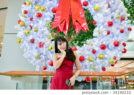 Christmas and New Year Concept, Beautiful girls are happy to cel Christmas and New Year Concept, Beautiful girls are happy to cel 38190218
