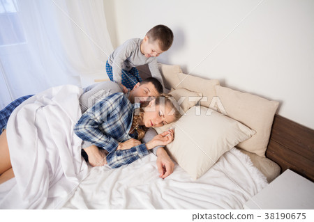 little boy wakes up in the morning, parents little boy wakes up in the morning, parents 38190675