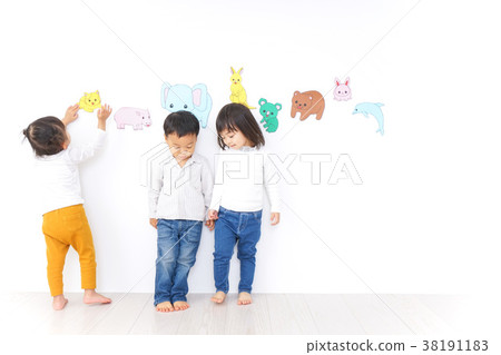 孩子們在幼兒園玩 孩子們在幼兒園玩 38191183