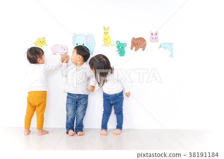 Kids playing in a nursery 38191184