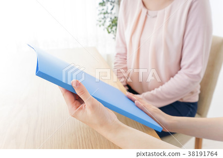 聽在醫院的解釋的婦女 38191764