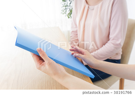聽在醫院的解釋的婦女 38191766