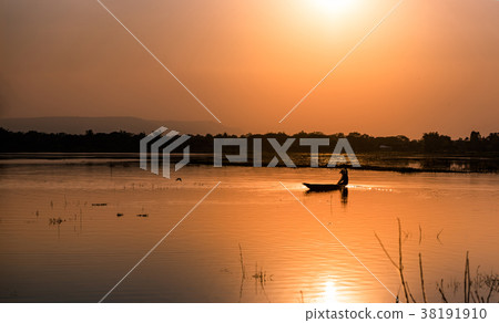 lanscape fishing boat in lake 38191910
