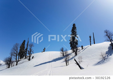 scene of snow mountain in Gulmarg, Kashmir 38192126