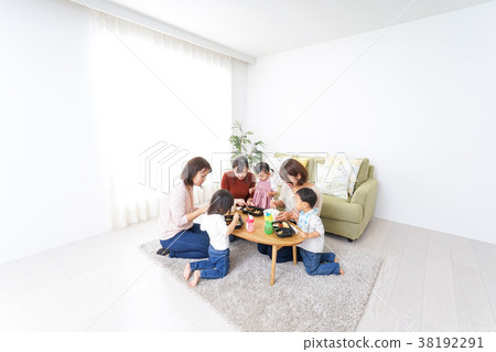 Relatives gather for lunch Relatives gather for lunch 38192291