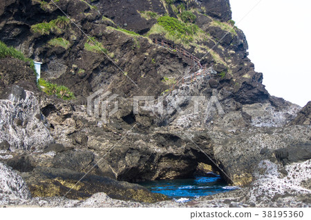 Sanxiantai Island Sea Cave 38195360