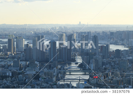 看東京都市風景，日本的Kachidoki地區（橫濱港未來21在中心附近可見） 38197076