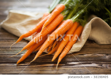 Fresh organic carrot 38198405