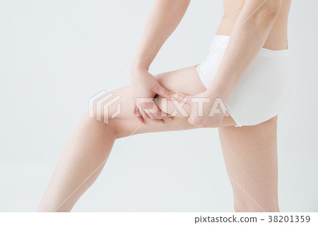 [帶剪切路徑]女性身體 38201359