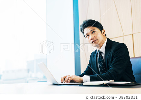 西裝中間人 西裝中間人 38202811