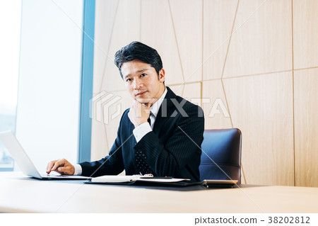 西裝中間人 西裝中間人 38202812