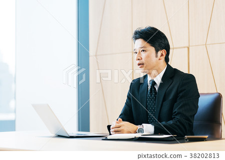 西裝中間人 西裝中間人 38202813