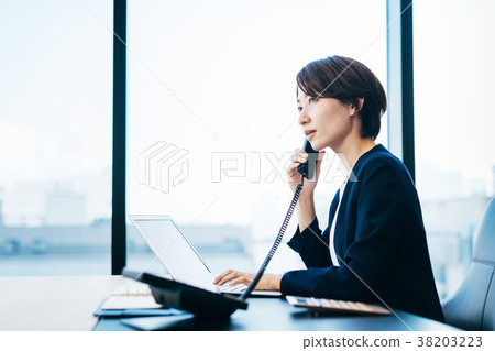 西裝中間女人 西裝中間女人 38203223