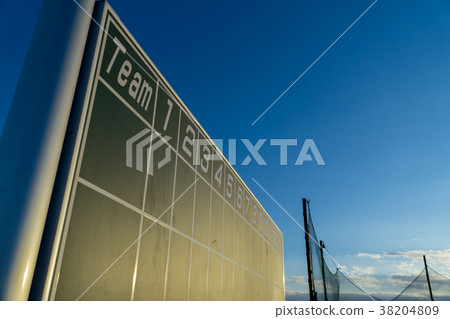 採取在早晨太陽的棒球記分牌 38204809