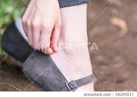 感覺自己腳的女人 38205017