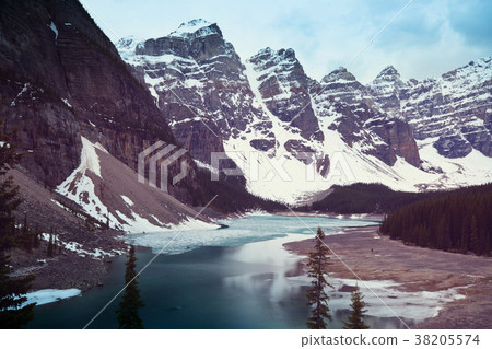 Moraine lake 38205574
