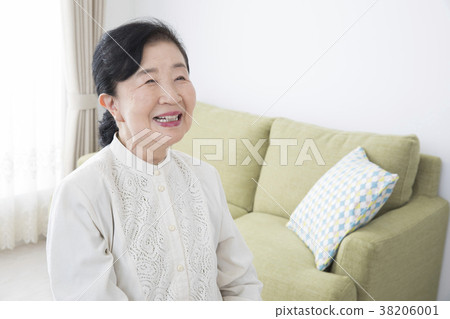 Women in their 70s 38206001