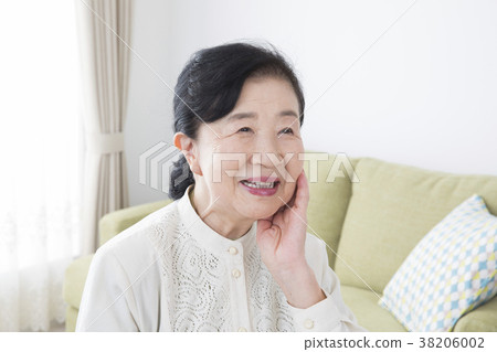 Women in their 70s 38206002