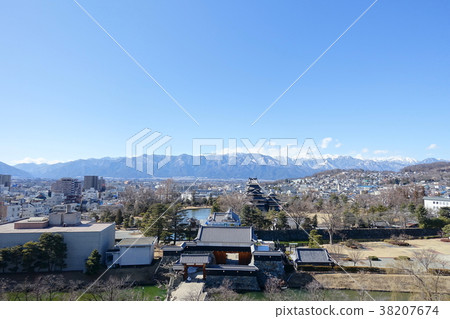 松本城堡和城市景觀和北阿爾卑斯山 松本城堡和城市景觀和北阿爾卑斯山 38207674