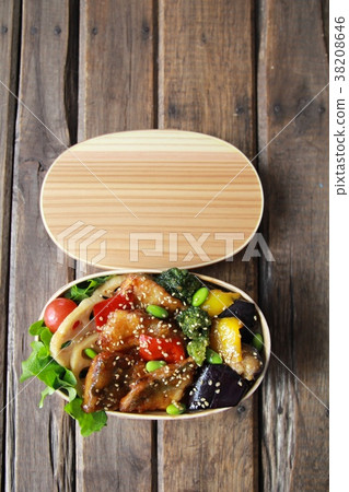 便當盒裡的炸鯖魚和酸甜蔬菜 38208646