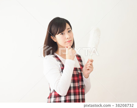陷入困境的婦女拿著得心應手的拖把 陷入困境的婦女拿著得心應手的拖把 38208732