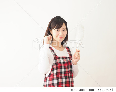 拿著方便拖把的微笑的婦女 拿著方便拖把的微笑的婦女 38208961