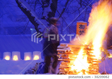 Snow country's traditional event Kadokan's fire swing pillow Snow country's traditional event Kadokan's fire swing pillow 38209062
