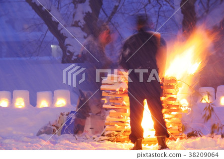 Snow country's traditional event Kadokan's fire swing pillow 38209064