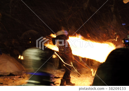 Snow country's traditional event Kadokan's fire swing pillow 38209133
