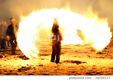 Snow country's traditional event Kadokan's fire swing pillow 38209137