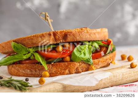 Vegetarian sandwich with fried chickpeas  38209626