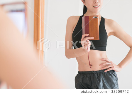 採取與飲食智能手機的少婦一selfie 採取與飲食智能手機的少婦一selfie 38209742