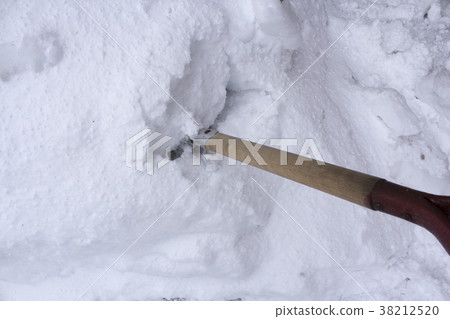 Snow scraping 38212520