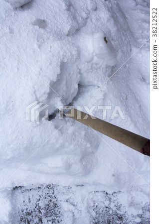 Snow scraping 38212522