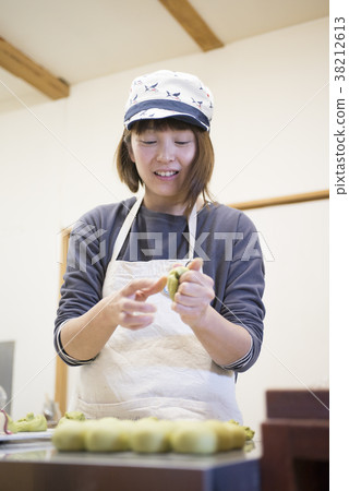 Bread making 38212613